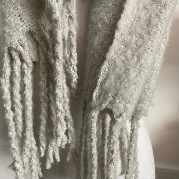 Mer Sea • Grey Ombré Cozy Large Scarf - Picture 6 of 7